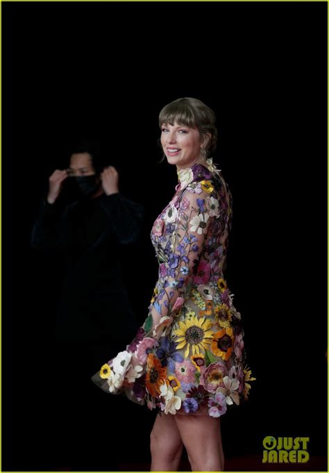 Taylor Swift Is Covered In Flowers While Arriving At Grammys 2021 Photo 4532983 2021 Grammys