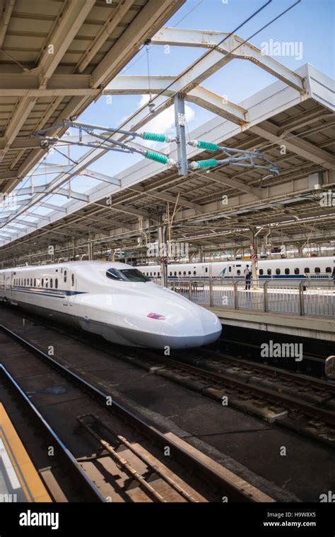 El Shinkansen El Tren Bala Tren Que Llega A La Estaci N Shin Osaka En Osaka Jap N Fotograf A