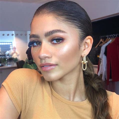 Tampil Ikonik 9 Potret Memukau Zendaya Dengan Gaya Rambut Kepang