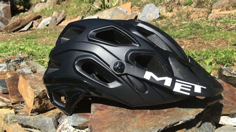 These top 50 coolest helmets you can actually replicate yourself with a few simply helmet accessories. Capacete MET Lupo | BTT Lobo