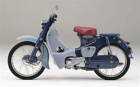 Dünyanın en çok satan motosikleti honda super cub c125, akıllı anahtar teknolojisi ve otomatik açılan sele gibi teknolojik yenilikleriyle sizi bekliyor. Retro-Welle: Honda bringt die Super Cub 125 nach Europa