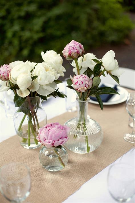 33 Extravagant Floral Arrangements For Your Dining Table