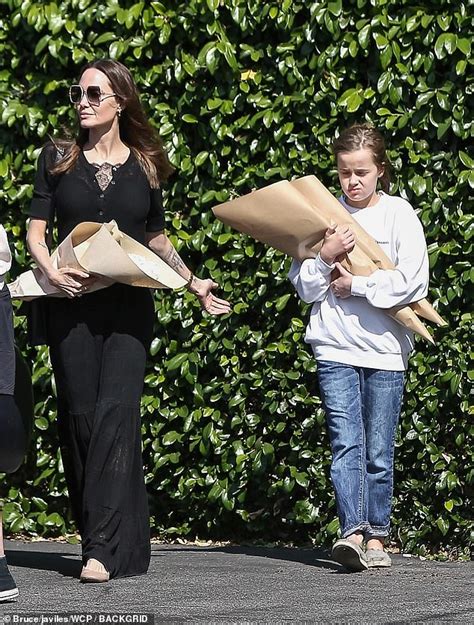 Angelina Jolies Daughter Shiloh On Crutches After Surgery News Daily
