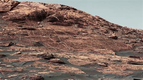Nasas Curiosity Rover Captures Spectacular Images As It Climbs Toward