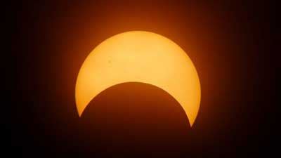 Gerhana matahari adalah sebuah fenomena alam dimana bulan berada diantara bumi dan matahari dalam posisi sejajar pada satu garis lurus. Gerhana Matahari: Pengertian, Jenis, Proses Terjadi ...