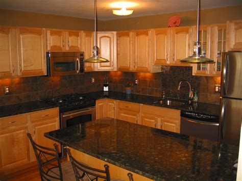 Uba tuba granite c… july 29, 2021. Uba Tuba Granite With Light Hioney Oak Cabinets - Ubatuba ...