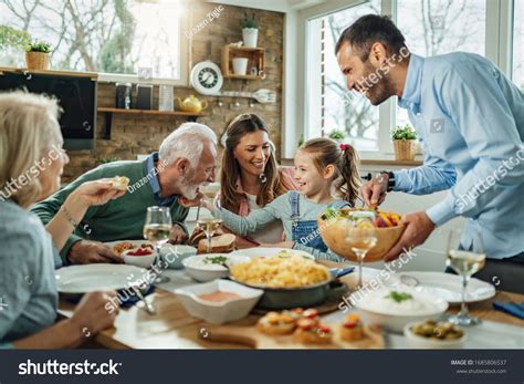 Chúc mừng gia đình nhiều thếẢnh có sẵn1685806537 | Shutterstock