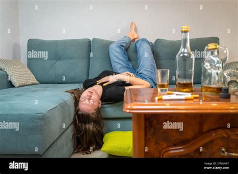 Betrunkene Junge Dunkelhaarige Frau Schläft Nach Einer Party Auf Der Couch Leere Flaschen