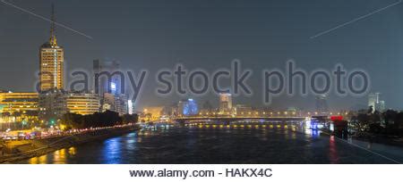 Zamalek is an affluent district of western cairo encompassing the northern portion of gezira island in the nile river. Der Damm von Kairo bei Nacht Stockfoto, Bild: 135620952 ...