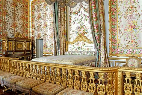 Aigle autrichien, coq gaulois, soieries de lyon à motifs de lilas et panaches; File:Marie-Antoinette's bedroom, Versailles 22 June 2014 ...
