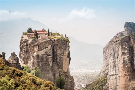 Die eindrucksvollen meteora klöster wurden auf mehreren bizarren felsen errichtet. Meteora Klöster • 11 Reisetipps für deine Griechenland Reise