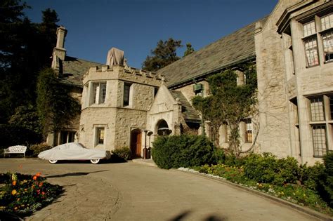 Bridging diverse cultures and dynamic enterprises in a sprawling megalopolis. Verkauft: Playboy Mansion ist teuerstes Haus in Los ...