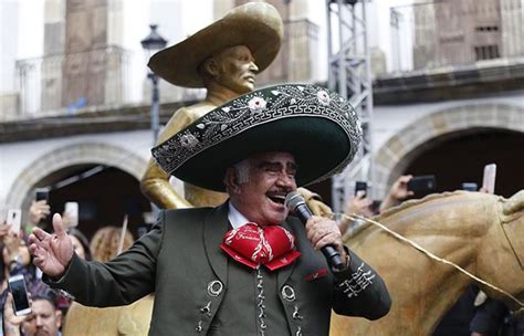 Vicente chente fernández gómez (born 17 february 1940) is a mexican retired singer, actor, and film producer. Vicente Fernández vuelve a los escenarios durante un homenaje en México