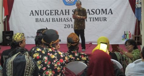Parafrase asal tembung saka paraphrase ( inggris ), paraphrasis ( latin ), para phrasein ( yunani ) kang nduwe teges cara ekspresi tambahan. Ngurip-urip Basa Jawa: ANUGERAH SUTASOMA.