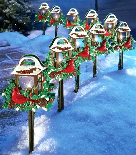 The doors, corridors and entrances are a great place for decoration. Must-see DIY Outdoor Christmas Decoration - Decor Inspirator