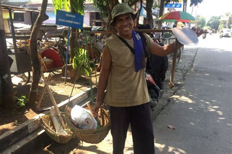 Mengenal Waras 30 Tahun Jadi Tukang Kebun Keliling Di Depok