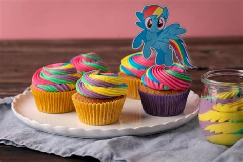If you are using a boxed cake mix to create your cupcakes, then make sure to follow the preheating and cooking continue to add different layers of batter until the muffin cups are filled. Regenbogen-Cupcakes mit Frischkäse-Frosting | Simply Yummy