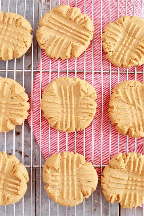 3 ingredient peanut butter cookies: 3 Ingredient Peanut Butter Cookies Recipe (+ Video) Bigger ...