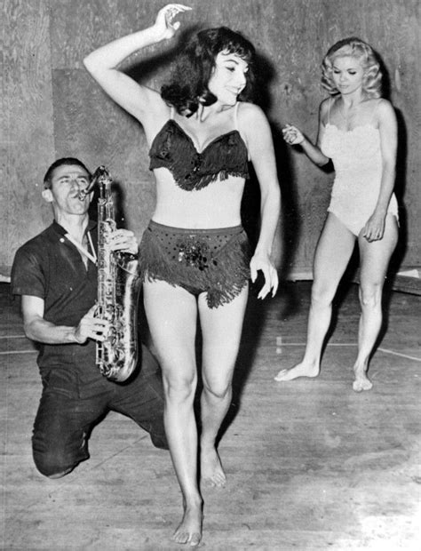 Photos Candy Barr Teaches Joan Collins To Dance Burlesque Flashbak Vintage Burlesque