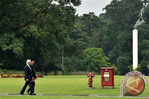 Penemuan baharu cara tanam ubi kayu: Raja Carl XVI Gustaf tanam pohon kayu besi di Kantor CIFOR ...