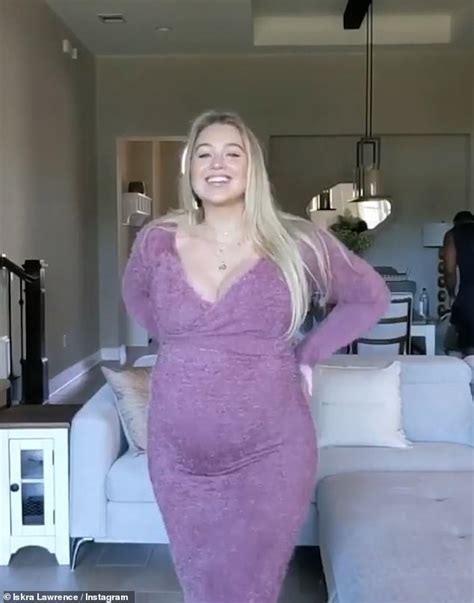 Pregnant Iskra Lawrence Reveals She Is Two Days Overdue To Give Birth Daily Mail Online