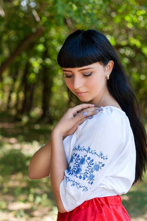 menina ucraniana nova bonita no traje nacional menina com aparência bonita nas madeiras na