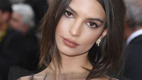 Emily Ratajkowski Nackt Nichts Bleibt Verborgen Hier Zieht Sie Komplett Blank News De