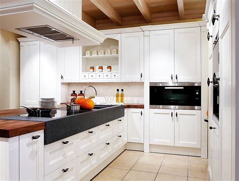 La madera es esencial en este tipo de cocinas, y en cualquier otra estancia del estilo rústico. isla de cocina blanca Oxford de estilo rústico en madera ...