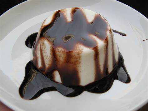 La panna cotta bimby è un dolce al cucchiaio. Dolci: Panna cotta al cocco con cioccolato