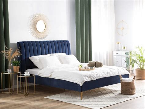 La raffinata trama del pannello di mdf (medium density fiberboard) rende questo materiale estetico. Letto matrimoniale in velluto blu 180x200 cm MARVILLE ...
