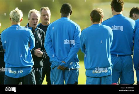 Englands Manager Sven Goran Eriksson Talks To His Team Hi Res Stock Photography And Images Alamy