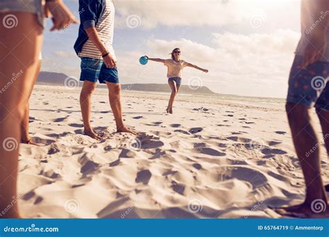 Gruppo Di Amici Sulla Vacanza Della Spiaggia Immagine Stock Immagine