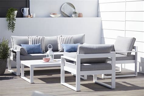 Un salon de jardin contemporain et design. On aime le mélange de tons
