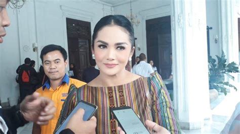 We did not find results for: Kunjungan Kerja ke Kota Bogor, Krisdayanti Tampil Cantik Dengan Gaya Rambut Sanggul dan Baju ...