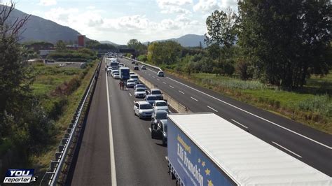 Il lunedì nero, sull'arteria alla periferia sud della capitale, è iniziato intorno alle 7:30 circa quando, per cause ancora da accertare, quattro auto si sono scontrate all'altezza del chilometro 43 della via pontina tra. Camion in fiamme su A11 tra Lucca Est e Capannori - 01-09 ...