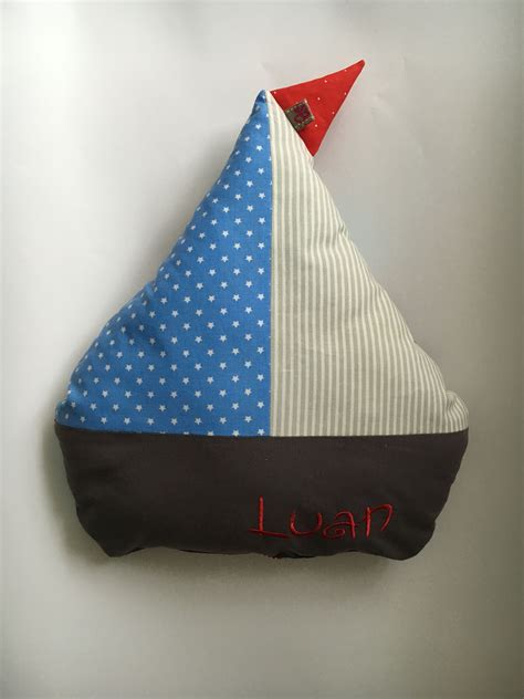 Ein einfaches schnittmuster mit großer wirkung: Kuschelkissen Segelboot mit Namen bestickt | Babykissen ...