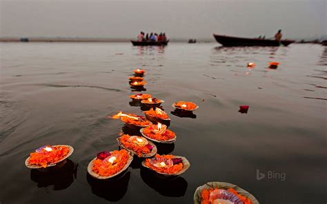 Velas Flotando En El Río Ganges Varanasi India Bing Sonu Rai