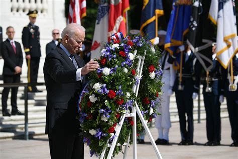 Photos Memorial Day Wreath Laying Ceremony In Arlington Cemetery