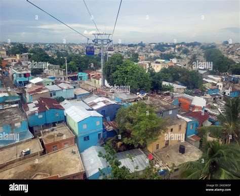 Teleférico Sobre Los Barrios Pobres De Santo Domingo En La República