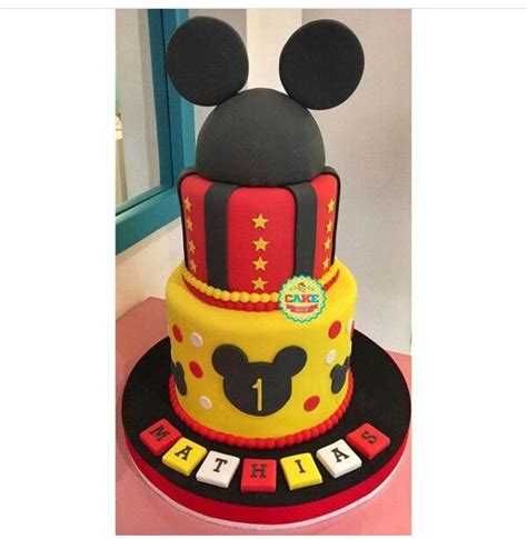 Mickey's birthday party is a 1942 american animated short film directed by riley thomson, produced by walt disney productions and distributed by rko radio pictures. Pin by Wittlers on Birthday Cake in 2020 | Mickey mouse ...