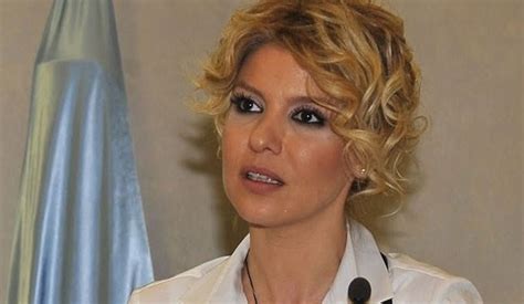 Gülben ergen bu akşam ekrana gelecek olan eser yenenler show'a konuk olacak. Gülben Ergen koronavirüse mi yakalandı? | Gülben Ergen ...