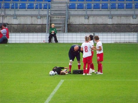 Deze leeuwinnen waren nog niet geboren toen formiga op haar eerste spelen voetbalde. Vrouwenvoetbal Nederland Polen video1