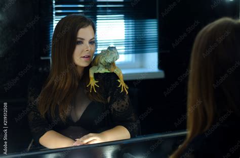 Foto De Beautiful Brunette Big Tits Girl And Green Iguana Do Stock