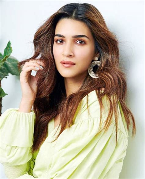 Kriti Sanon Looks Fresh Like A Mint During Arjun Patialas Promotions And These Sexy Pictures