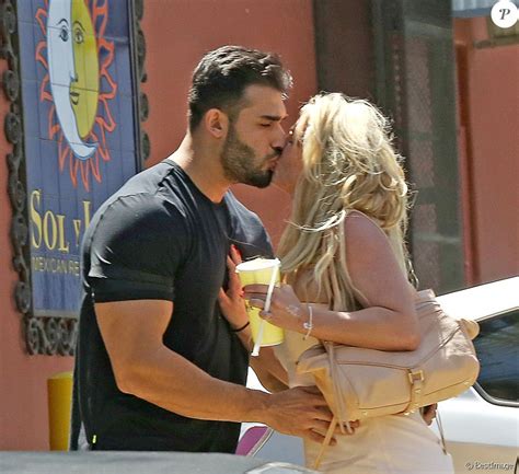 exclusif britney spears et son compagnon sam asghari sortent de leur dîner romantique au