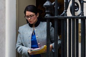 Den brittiska regeringen importerade matvaror från irland. Priti Patel husband: Is Home Secretary married? Does she ...