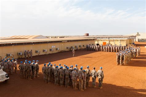 Nach einer flugzeugpanne kommt verteidigungsministerin von der leyen doch noch in gao im norden malis an. Camp Castor, Mali : Lux-Fotografie