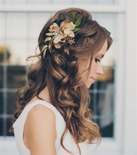 Chignon de mariage boheme chic romantique couronne fleurs. coiffure mariage boheme cheveux long - Maquillage mariage