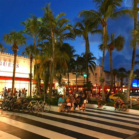 Compras De La Noche En Lincoln Road Mall En Miami Beach Foto De Archivo