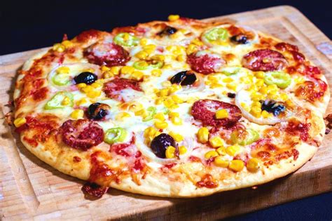 Evde Kolay Küçük Pizza Yapımı - Ev Usülü Karışık Pizza Tarifi, Evde Pizza Nasıl Yapılır? (Resimli